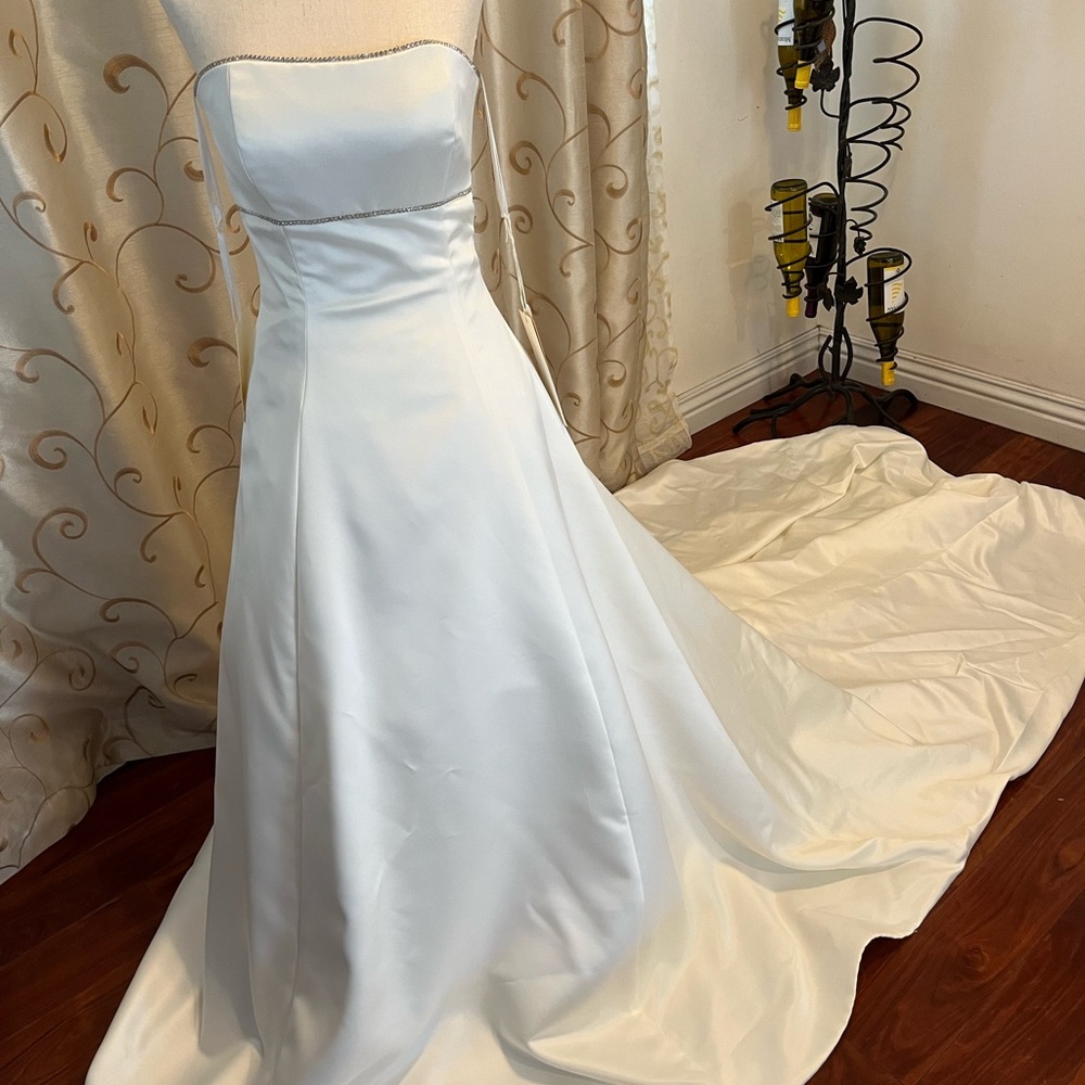 Brand new,never altered size 4 ivory satin wedding Goen